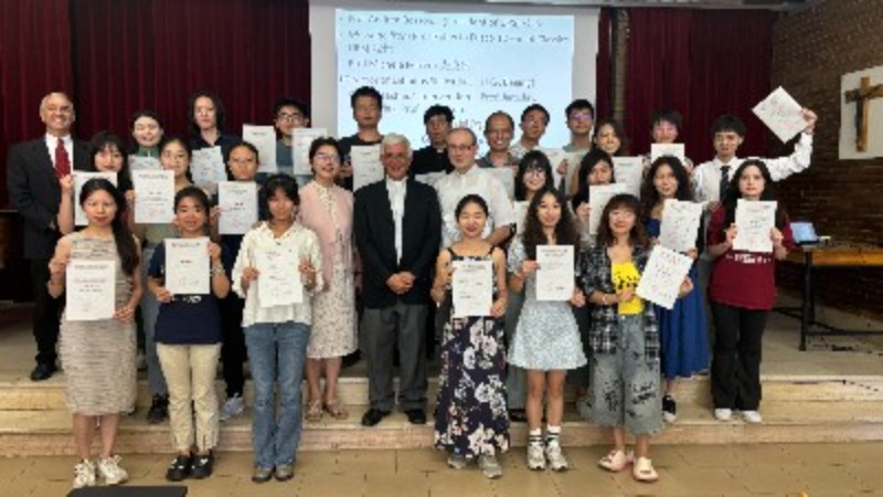 immagine-articolo-giunti-a-roma-dall-estremo-oriente-per-imparare-la-lingua-di-cicerone-e-agostino